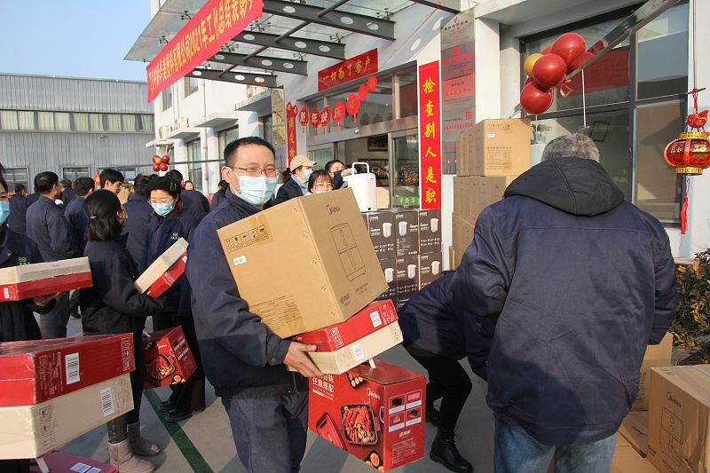 青島中新華美小伙伴們抱著獎(jiǎng)品滿載而歸